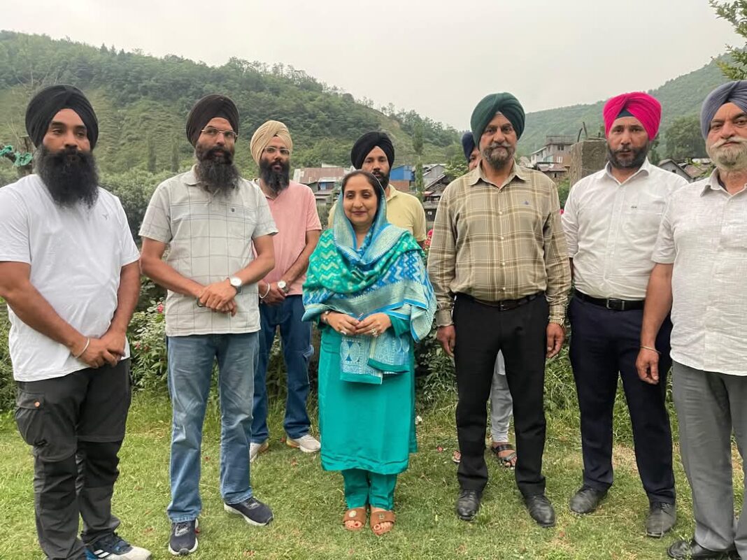 Advocate Neetu Bali organizes plantation drive in Baramulla, pays tribute to martyrs